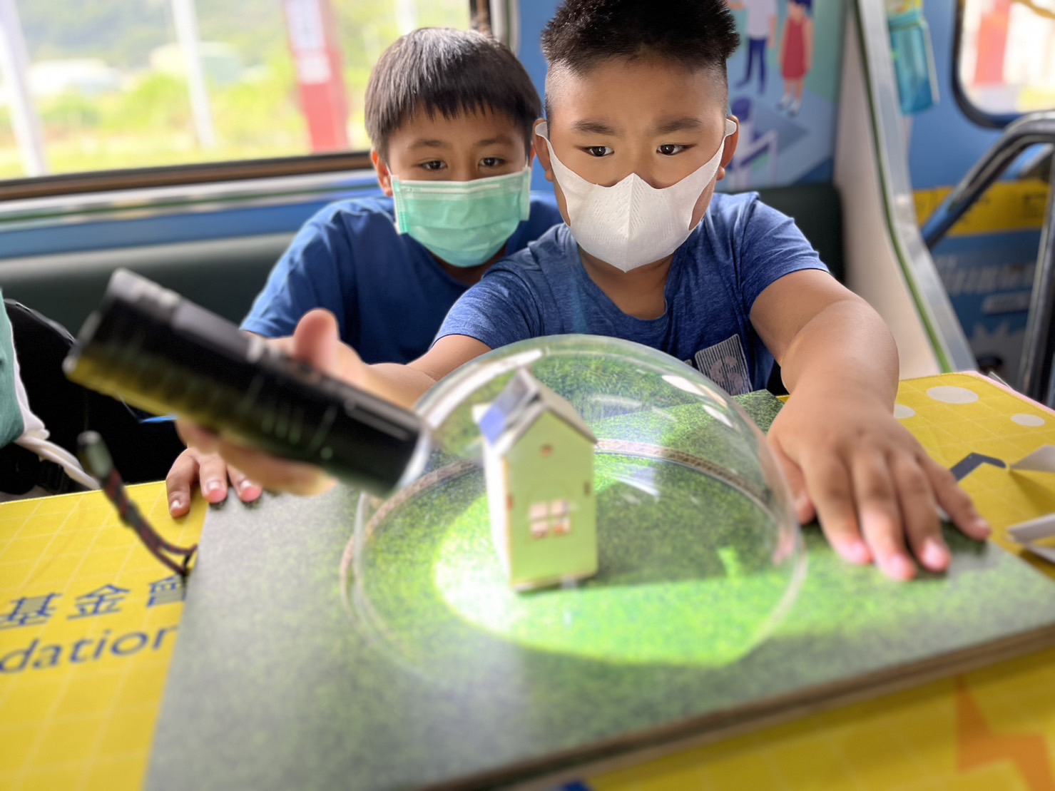 金沙9001cc參與基礎科學主題車廂，以STEAM教學精神，設計「逐日科學家」、「太陽能工程師」以及「淨零建築師」三大能源科普課程和實驗