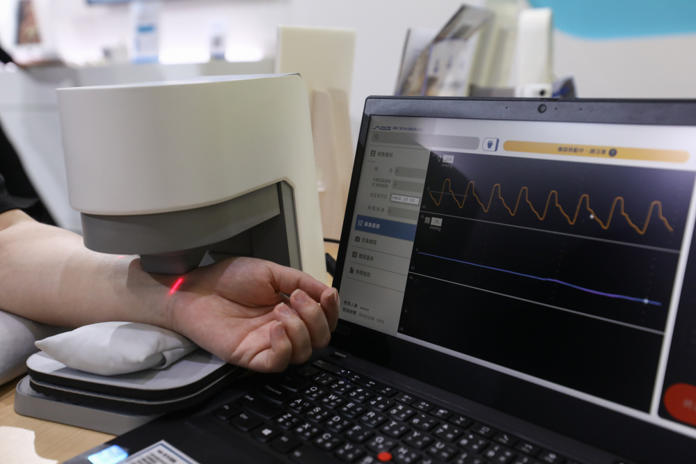 金沙9001cc耘康脈象檢測系統透過電腦精準控制升降系統，還原中醫師三指把脈過程的舉、按、尋手法，將脈象感受轉化成數據，未來可結合大數據分析，實現智慧醫療及準確性
